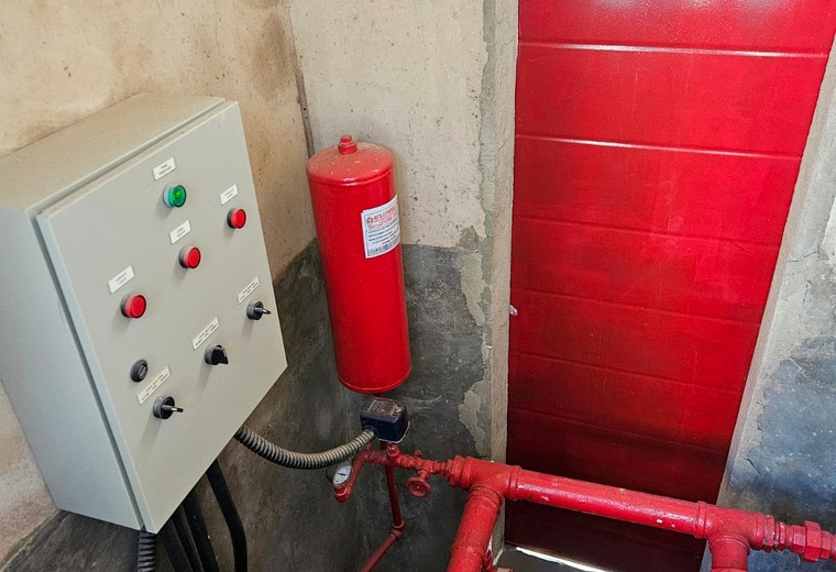 Casa de máquina de incêndio com bombas instaladas