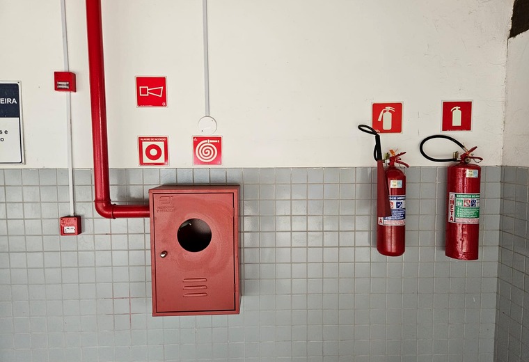 Extintores e sinalização de emergência instalados